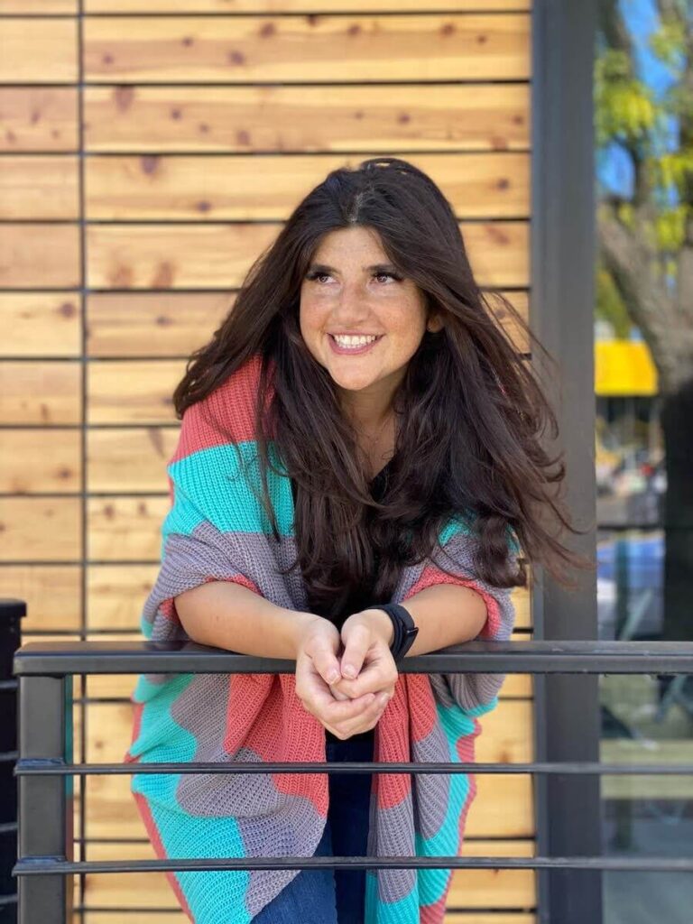 Rachel Rofé leaning against a railing at an retreat for Entrepreneur in Croatia.